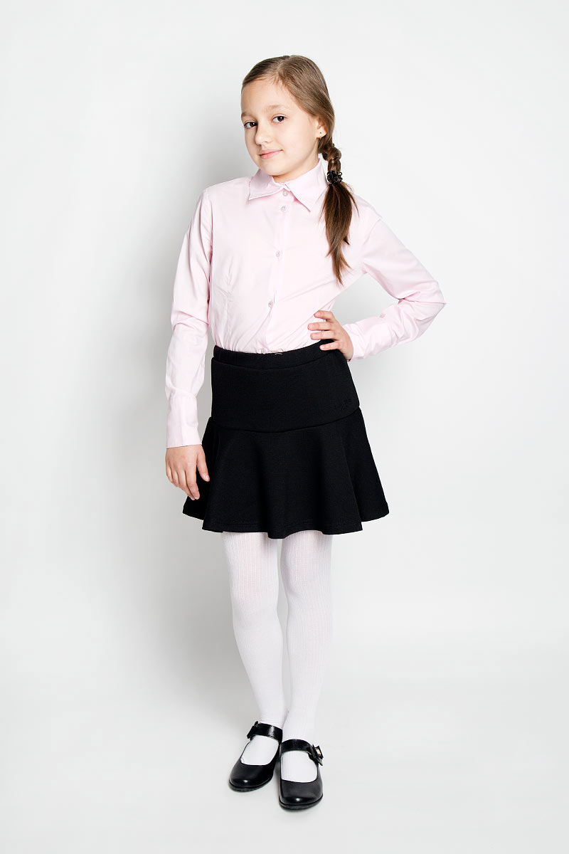Юбка215BBGS5501 Юбка215BBGS5501Стильная юбка для девочки Button Blue идеально подойдет для школьных будней и праздников. Изготовленная из высококачественного материала с добавлением спандекса, она необычайно мягкая и приятная на ощупь, не сковывает движения и позволяет коже дышать, не раздражает даже самую нежную и чувствительную кожу ребенка, обеспечивая ему наибольший комфорт. Юбка трапециевидного силуэта Годе на талии имеет широкий эластичный пояс. Спереди изделие оформлено небольшой вышивкой в виде названия бренда. В сочетании с любым верхом эта юбка выглядит строго, красиво, и очень эффектно.