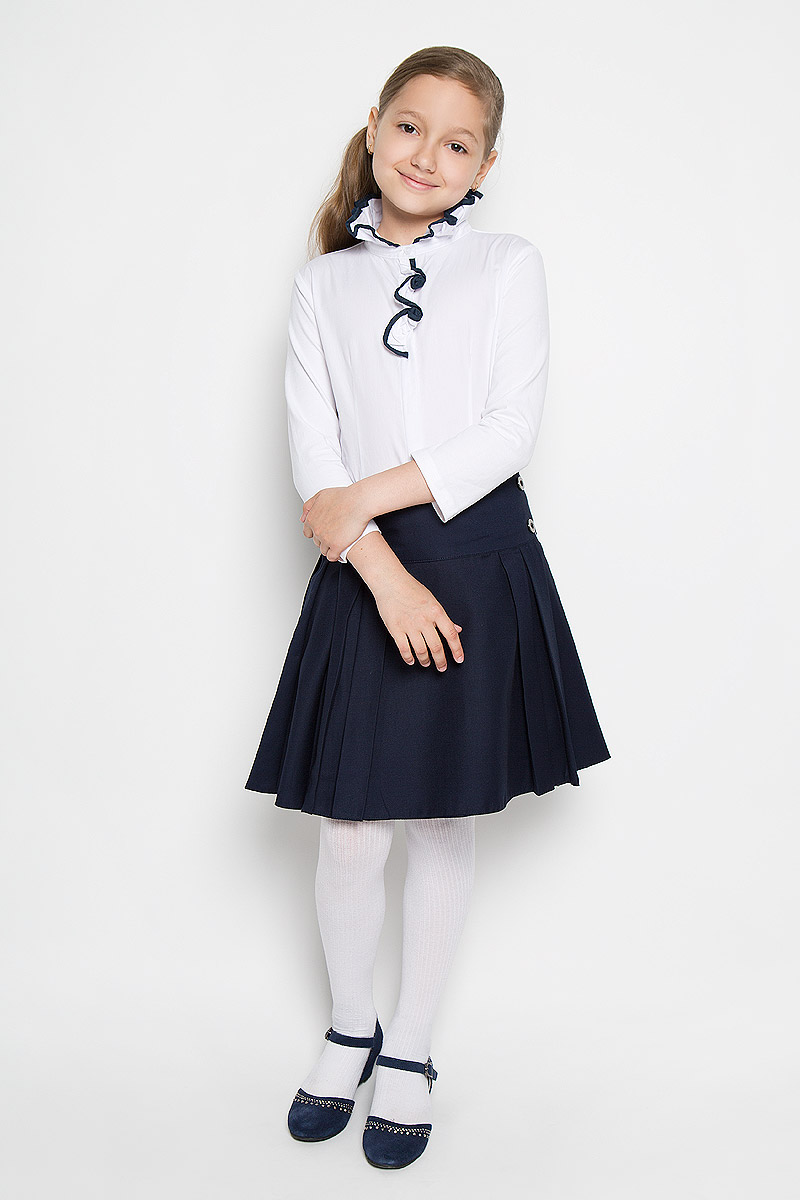 БлузкаAW15GS251A-1/AW15GS251B-1 БлузкаAW15GS251A-1/AW15GS251B-1Блузка для девочки Nota Bene, выполненная из высококачественного материала, станет отличным дополнением к школьному гардеробу. Лицевая сторона модели изготовлена из натурального хлопка, а рукава и спинка - из эластичного хлопка. Изделие не сковывает движения и хорошо пропускает воздух, обеспечивая наибольший комфорт. Блузка с воротником-стойкой и рукавами длиной 7/8 застегивается на пуговицы по всей длине. Воротник со складками дополнен по краю окантовкой. Спереди модель украшена оборкой с контрастной окантовкой, а также небольшой вышивкой в виде стрекозы. Блузка отлично сочетается с юбками и брюками. В ней вашей принцессе всегда будет уютно и комфортно!