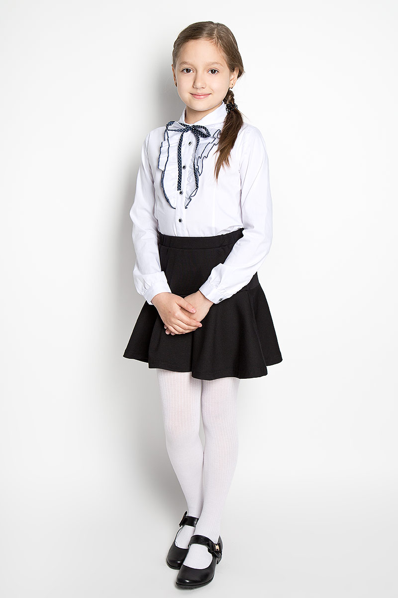 Блузка364043 Блузка364043Блузка для девочки Scool, выполненная из эластичного хлопка с добавлением полиэстера, станет отличным дополнением к школьному гардеробу. Изделие не сковывает движения и хорошо пропускает воздух, обеспечивая наибольший комфорт. Блузка с отложным воротником и длинными рукавами застегивается на пуговицы по всей длине. Воротник дополнен двумя вшитыми принтованными лентами, завязывающимися в бант. На рукавах предусмотрены манжеты с застежками-пуговицами. Спереди модель украшена оборками с контрастной окантовкой по краям. Блузка отлично сочетается с юбками и брюками. В ней вашей принцессе всегда будет уютно и комфортно!