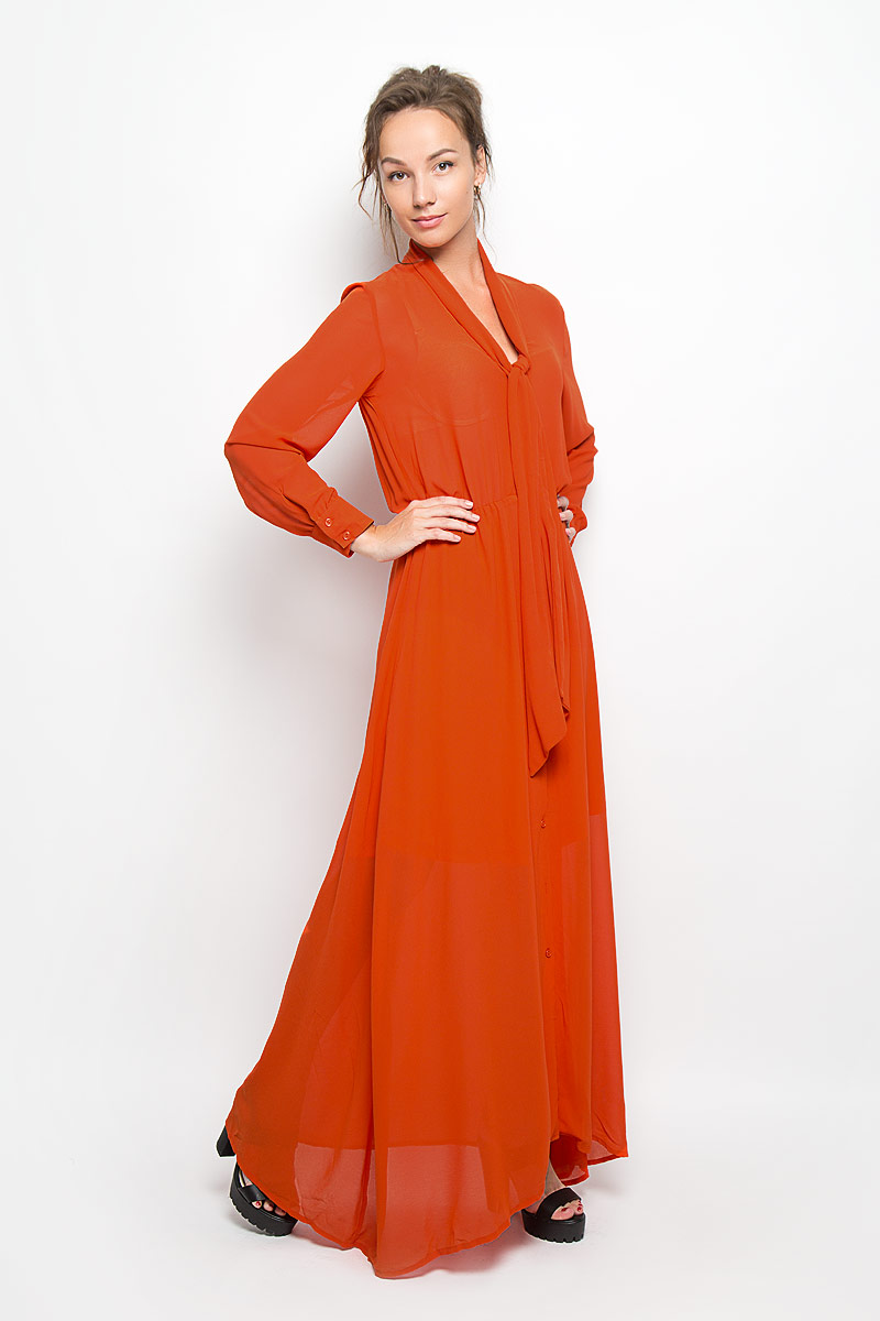 ПлатьеKA4217 GINGER ПлатьеKA4217 GINGERЭлегантное и невероятно легкое платье Glamorous, выполненное из полупрозрачного материала, преподносит все достоинства женской фигуры в наиболее выгодном свете. Модель с длинными рукавами и отложным воротником, края которого переходят в широкие ленты, застегивается на пластиковые пуговицы в тон платья по всей длине. Манжеты изделия также застегиваются на пуговицы. Пояс дополнен вшитой резинкой. Юбка выполнена с подкладкой. Благодаря свойствам используемого материала изделие практически не сминается. Это яркое платье станет отличным дополнением к вашему гардеробу!