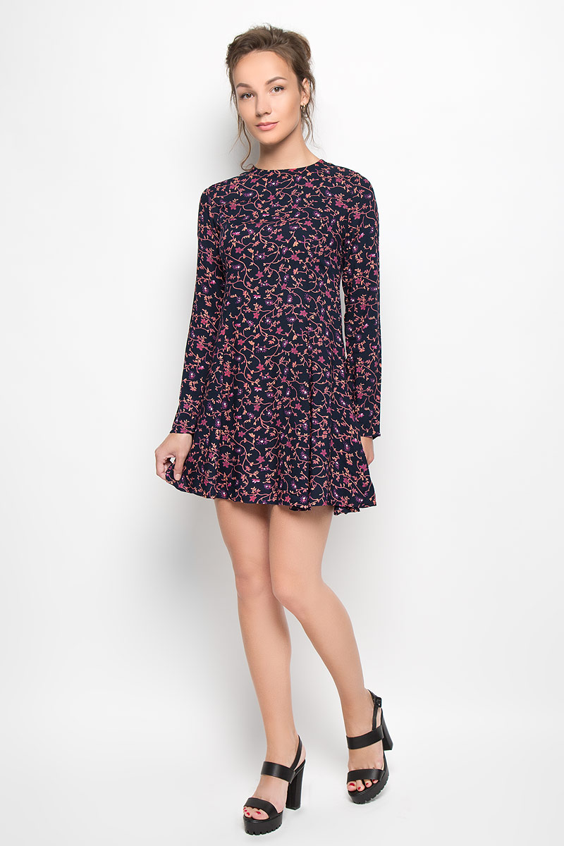 ПлатьеCK0856 DITSY PINK PAISLEY ПлатьеCK0856 DITSY PINK PAISLEYРомантичное платье Glamorous, выполненное из высококачественной вискозы, преподносит все достоинства женской фигуры в наиболее выгодном свете. Модель с круглым вырезом горловины и длинными рукавами на спинке застегивается на скрытую застежку-молнию и дополнительно на металлический крючок. Платье с расклешенной к низу юбкой дополнено ярким цветочным принтом. Это стильное платье станет отличным дополнением к вашему гардеробу!