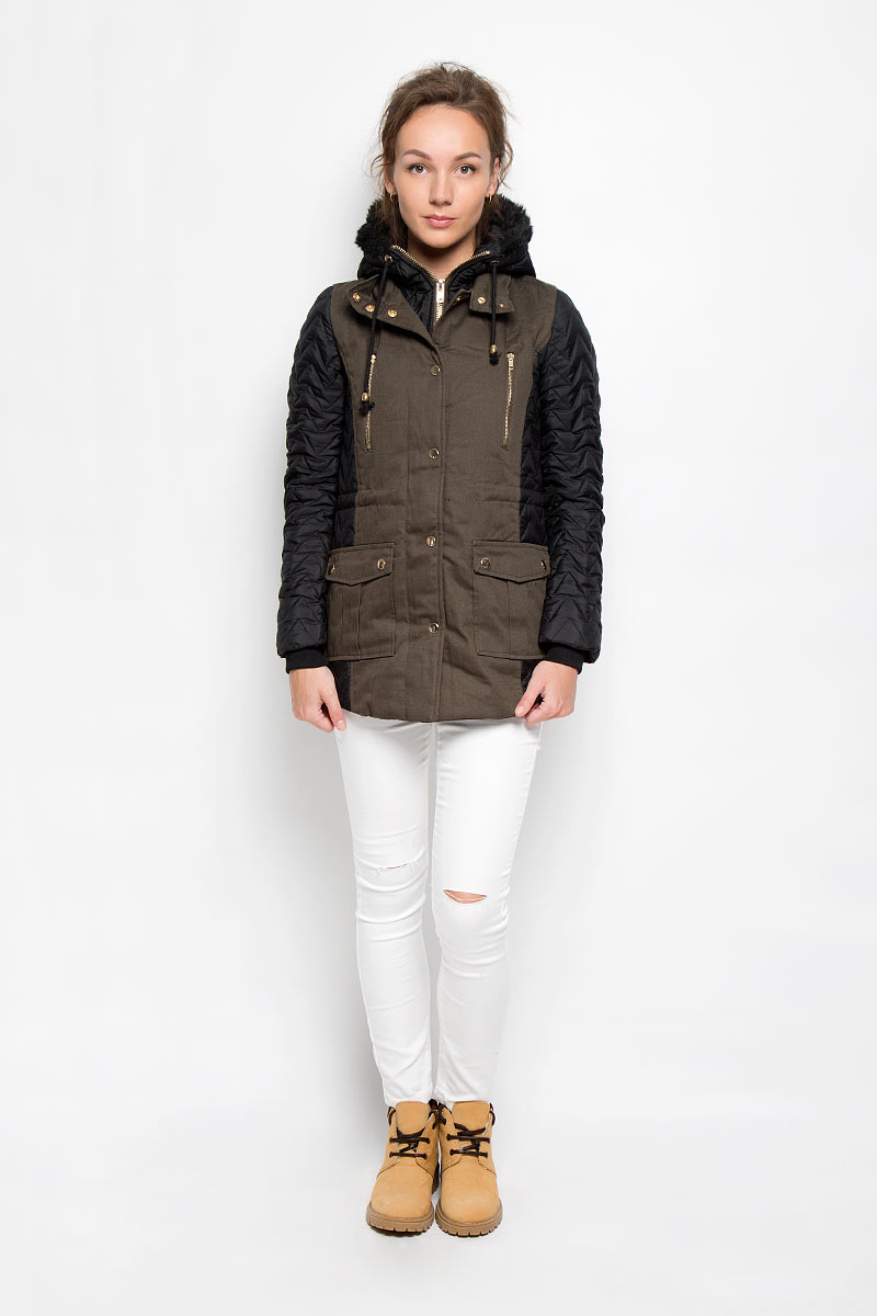 КурткаAN1809_KHAKI/BLK КурткаAN1809_KHAKI/BLKСтильная куртка Glamorous отлично согреет вас в прохладную погоду. Модель слегка приталенного кроя выполнена из хлопка на подкладке из полиэстера. В качестве утеплителя используется синтепон. Куртка с воротником-стойкой и капюшоном застегивается на металлическую молнию с ветрозащитной планкой на кнопках. Капюшон не отстегивается, по краю дополнен скрытым шнурком, а также декорирован опушкой из искусственного меха. На рукавах предусмотрены широкие трикотажные манжеты. Спереди изделия имеются два прорезных кармана на молнии и два накладных кармана с клапанами на кнопках. Объем талии можно регулировать с помощью скрытого шнурка. Эта теплая и модная куртка станет идеальным дополнением к вашему гардеробу!