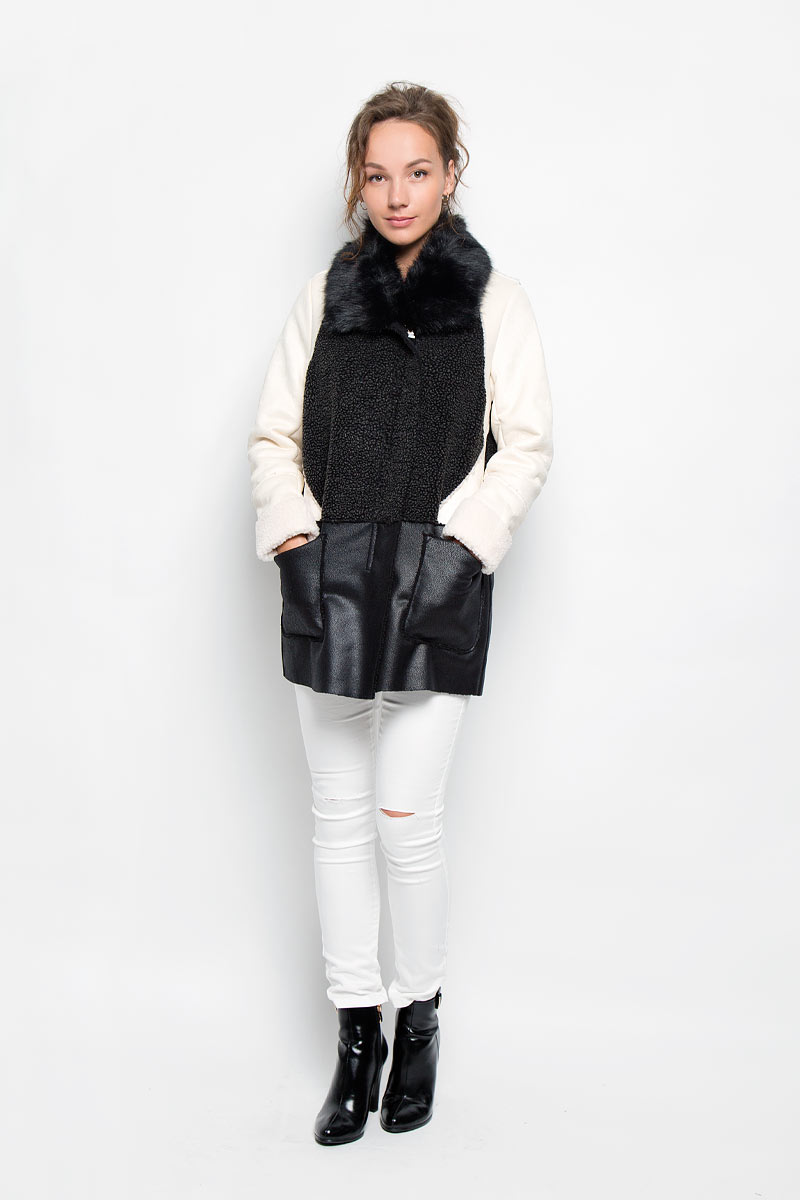 ДубленкаKA4212_Black/Cream ДубленкаKA4212_Black/CreamЖенская дубленка Glamorous станет стильным дополнением к вашему гардеробу. Модель выполнена из искусственной овчины, необычайно мягкая и приятная на ощупь, максимально сохраняет тепло. Дубленка с отложным воротником из искусственного меха застегивается на металлическую молнию с ветрозащитной планкой. Рукава дополнены декоративными отворотами. Спереди предусмотрены два накладных кармана. Современный дизайн и расцветка делают эту дубленку модным предметом женской одежды. В ней вам будет тепло, уютно и комфортно!
