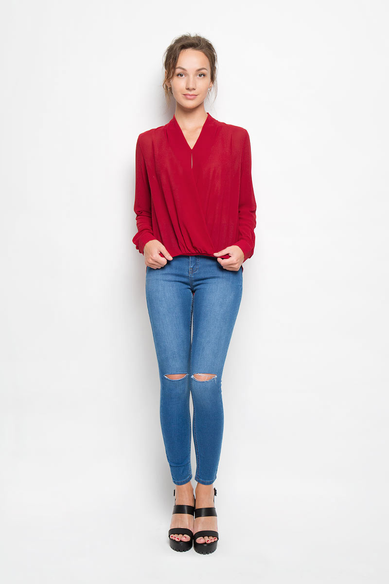 БлузкаKA4274_DEEP RED БлузкаKA4274_DEEP REDБлузка Glamorous, выполненная из полиэстера, прекрасно дополнит ваш образ. Материал очень легкий, мягкий и приятный на ощупь, не сковывает движения и хорошо вентилируется. Блузка с длинными рукавами и V-образным вырезом горловины дополнена спереди декоративным запахом. Манжеты рукавов застегиваются на пуговицы. Спинка модели удлинена. Такая блузка подарит вам комфорт в течение всего дня и станет стильным дополнением к вашему гардеробу.