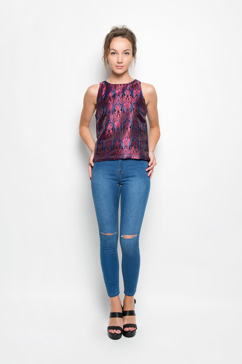 ТопYH2090B_RED BAOROQUE BROCADE ТопYH2090B_RED BAOROQUE BROCADEЖенский топ Glamorous, выполненный из полиэстера, станет прекрасным дополнением к вашему гардеробу. Модель без рукавов с круглым вырезом горловины застегивается сзади на небольшую молнию. По всей поверхности топ декорирован узорами в этническом стиле. Современный дизайн и расцветка делают этот топ стильным и ярким предметом женской одежды. Он отлично дополнит ваш образ и позволит выделится из толпы.