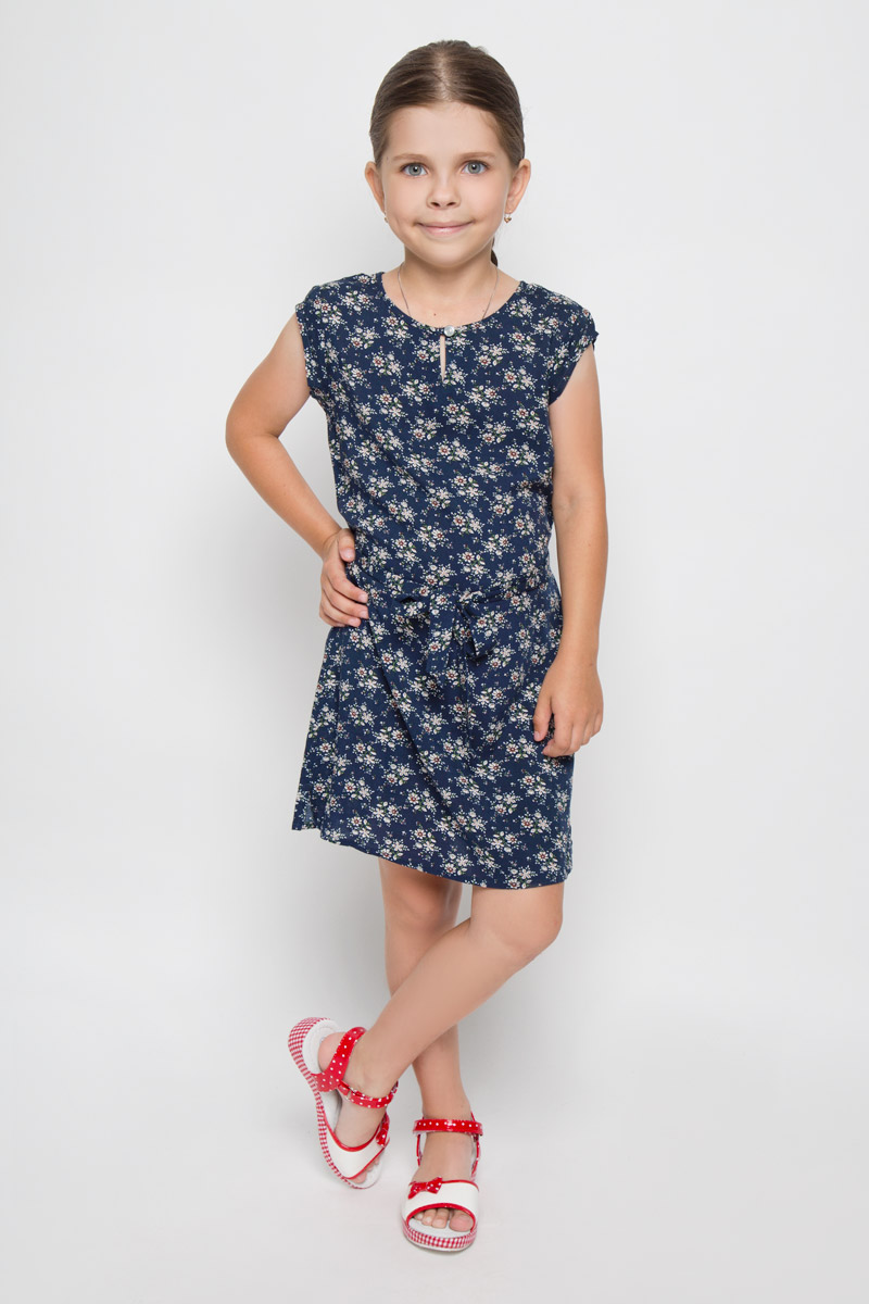 ПлатьеKS16-71061J ПлатьеKS16-71061JЛегкое платье для девочки Finn Flare Kids идеально подойдет вашей маленькой моднице. Изделие выполнено из мягкой вискозы, тактильно приятное, не стесняет движений и хорошо пропускает воздух. Платье с круглым вырезом горловины и короткими рукавами застегивается спереди на пуговицу. Линию талии подчеркивает текстильный поясок на тонких шлевках. По бокам имеются небольшие разрезы. Модель оформлена цветочным принтом, украшена небольшой фирменной подвеской. В таком платье ваша маленькая принцесса будет чувствовать себя комфортно, уютно и всегда будет в центре внимания!