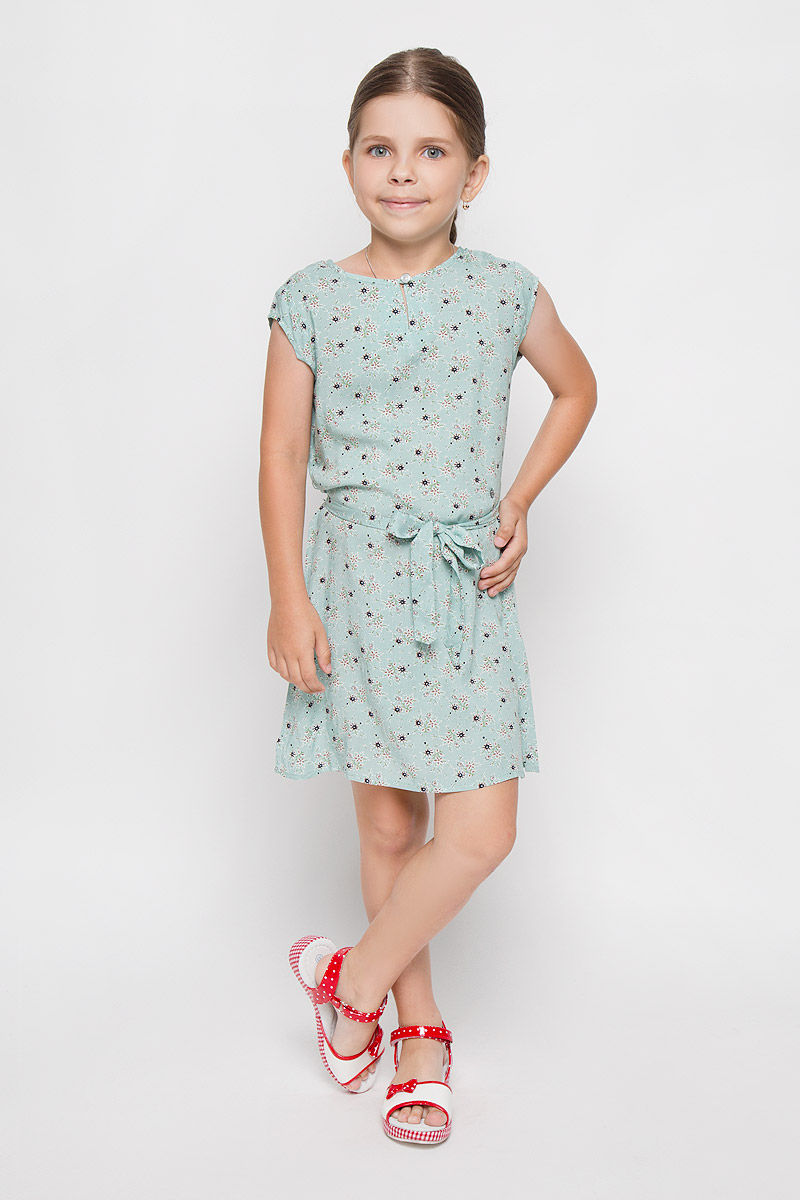 ПлатьеKS16-71061J ПлатьеKS16-71061JЛегкое платье для девочки Finn Flare Kids идеально подойдет вашей маленькой моднице. Изделие выполнено из мягкой вискозы, тактильно приятное, не стесняет движений и хорошо пропускает воздух. Платье с круглым вырезом горловины и короткими рукавами застегивается спереди на пуговицу. Линию талии подчеркивает текстильный поясок на тонких шлевках. По бокам имеются небольшие разрезы. Модель оформлена цветочным принтом, украшена небольшой фирменной подвеской. В таком платье ваша маленькая принцесса будет чувствовать себя комфортно, уютно и всегда будет в центре внимания!