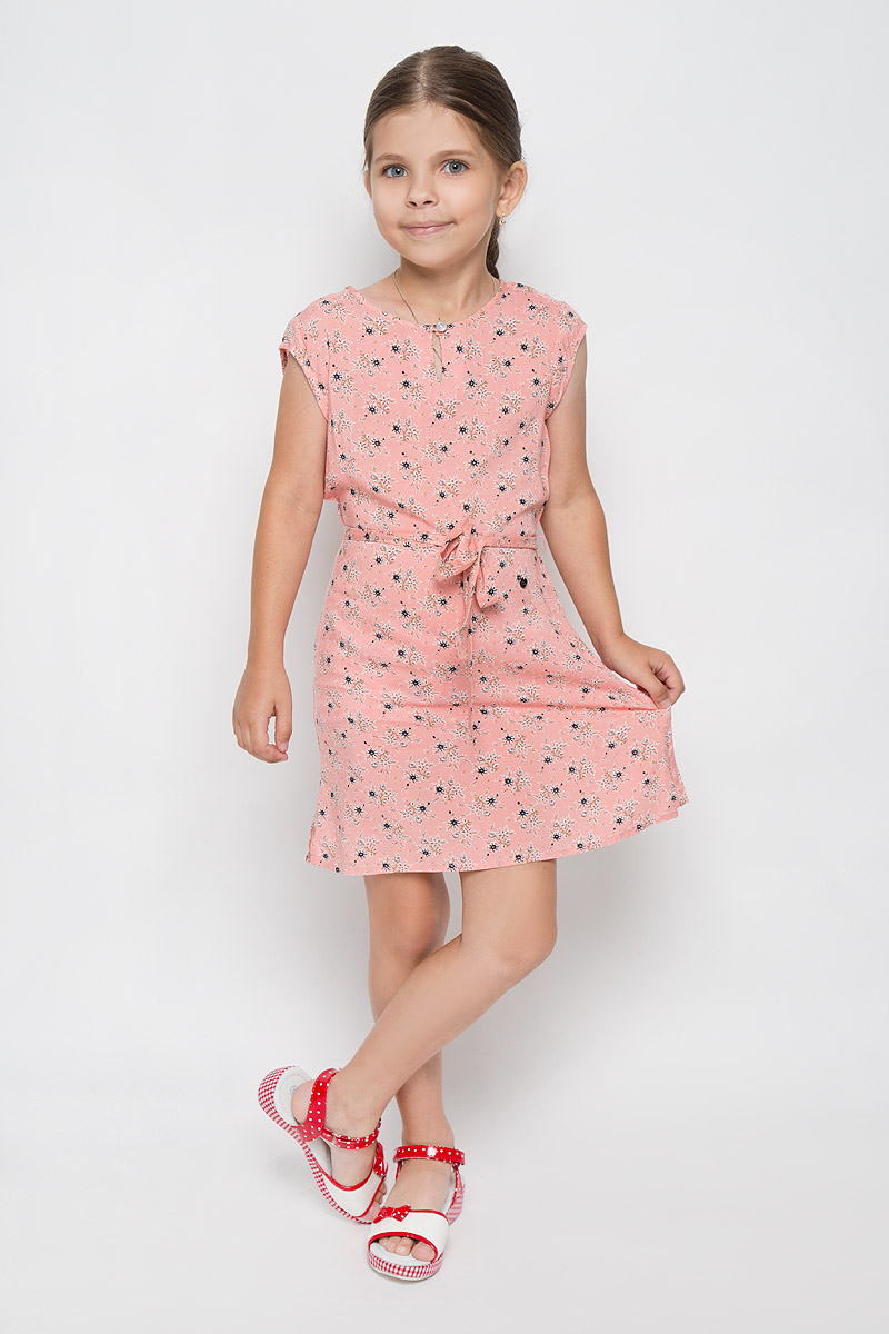 ПлатьеKS16-71061J ПлатьеKS16-71061JЛегкое платье для девочки Finn Flare Kids идеально подойдет вашей маленькой моднице. Изделие выполнено из мягкой вискозы, тактильно приятное, не стесняет движений и хорошо пропускает воздух. Платье с круглым вырезом горловины и короткими рукавами застегивается спереди на пуговицу. Линию талии подчеркивает текстильный поясок на тонких шлевках. По бокам имеются небольшие разрезы. Модель оформлена цветочным принтом, украшена небольшой фирменной подвеской. В таком платье ваша маленькая принцесса будет чувствовать себя комфортно, уютно и всегда будет в центре внимания!
