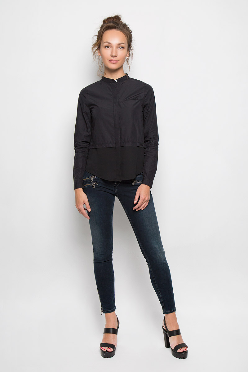 БлузкаJ20J200515_1120 БлузкаJ20J200515_1120Стильная женская блузка Calvin Klein Jeans, выполненная из натурального хлопка, подчеркнет ваш уникальный стиль и поможет создать женственный образ. Модель c круглым вырезом горловины и длинными рукавами застегивается на пуговицы скрытые под планкой. Низ рукавов дополнен манжетами на пуговицах. Низ изделия выполнен из полупрозрачного легкого полиэстера. Блуза спереди дополнена небольшим втачным карманом, расположенным на уровне груди. Такая блузка будет дарить вам комфорт в течение всего дня и послужит замечательным дополнением к вашему гардеробу.