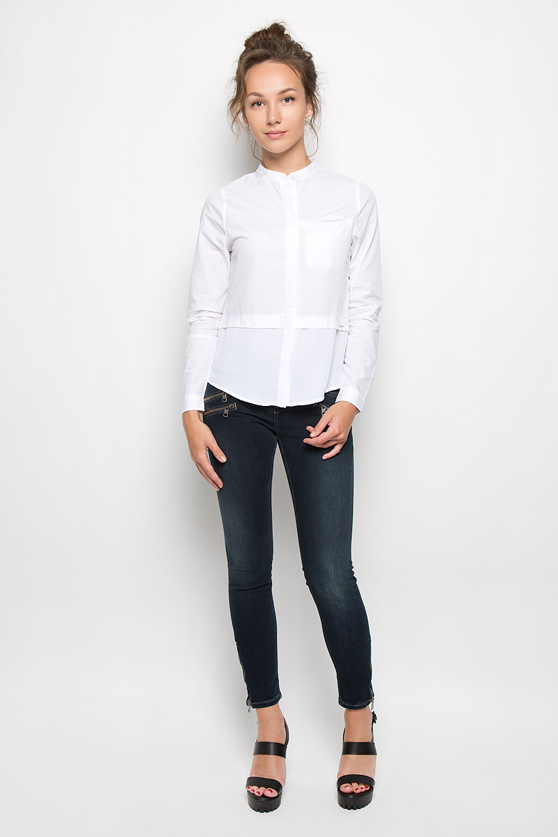 БлузкаJ20J200515_1120 БлузкаJ20J200515_1120Стильная женская блузка Calvin Klein Jeans, выполненная из натурального хлопка, подчеркнет ваш уникальный стиль и поможет создать женственный образ. Модель c круглым вырезом горловины и длинными рукавами застегивается на пуговицы скрытые под планкой. Низ рукавов дополнен манжетами на пуговицах. Низ изделия выполнен из полупрозрачного легкого полиэстера. Блуза спереди дополнена небольшим втачным карманом, расположенным на уровне груди. Такая блузка будет дарить вам комфорт в течение всего дня и послужит замечательным дополнением к вашему гардеробу.