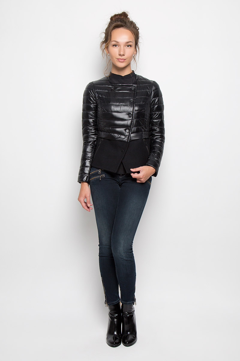 КурткаR021636 КурткаR021636Женская куртка Calvin Klein Jeans отлично подойдет для прохладной погоды. Верхняя часть модели выполнена из 100% нейлона, а нижняя из плотного пальтового материала. Подкладка изделия выполнена из нейлона. Куртка с круглым вырезом горловины и длинными рукавами спереди имеет асимметричную застежку на кнопки. Низ рукавов оформлен застежками-молниями. Спереди куртка дополнена двумя прорезными карманами на молниях. Очень комфортная и стильная куртка будет прекрасным выбором для повседневной носки и подчеркнет вашу индивидуальность.