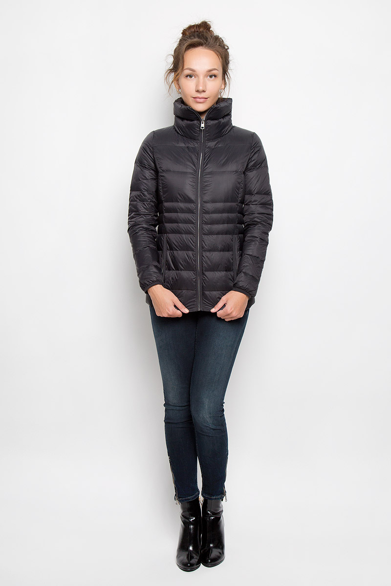 КурткаJ20J200392_9650 КурткаJ20J200392_9650Яркая женская куртка Calvin Klein Jeans выполнена из нейлона с наполнителем из пуха и перьев. Подкладка выполнена из полиэстера. Такая модель отлично подойдет для прохладной погоды. Куртка с воротником-стойкой и длинными рукавами застегивается на застежку-молнию. Спинка изделия немного удлинена. Модель снаружи дополнена двумя втачными карманами на молниях, а внутри одним втачным потайным карманом на застежке-молнии. Очень комфортная и стильная куртка будет прекрасным выбором для повседневной носки и подчеркнет вашу индивидуальность.