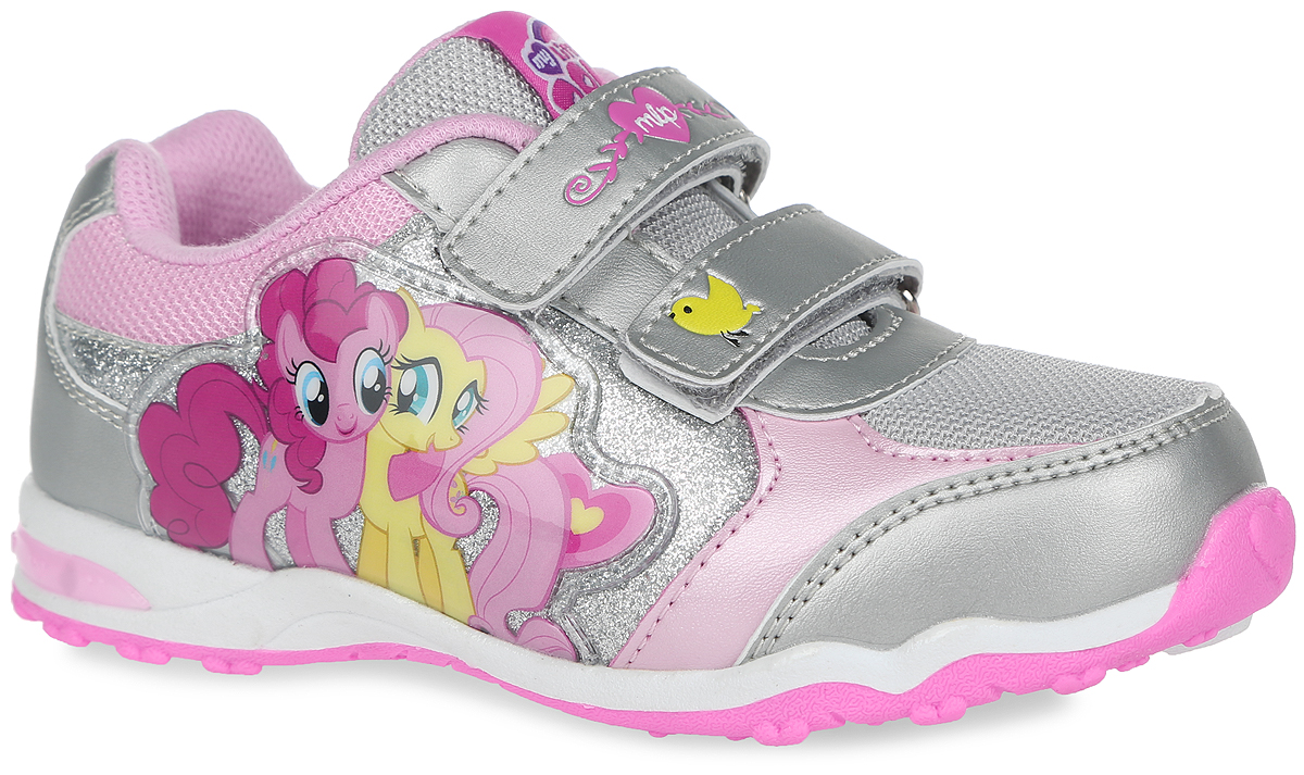 Кроссовки для девочки My Little Pony. 5872A5872A Кроссовки для девочки My Little Pony. 5872A5872AПрелестные кроссовки My Little Pony от Kakadu очаруют вашу малышку с первого взгляда! Модель выполнена из синтетической кожи со вставками из сетчатого текстиля. Обувь оформлена сбоку нашивкой из ПВХ с изображением персонажей из мультфильма My Little Pony, на язычке - фирменной текстильной нашивкой. Ремешки на застежках-липучках надежно фиксируют изделие на ножке. Подкладка выполнена из гипоаллергенного натурального хлопка - материала, который позволяет коже дышать и хорошо впитывает влагу. Амортизирующая стелька с антибактериальной пропиткой обладает высокой воздухопроницаемостью, прекрасно впитывает лишнюю влагу, нейтрализует неприятный запах и придает дополнительный комфорт при ходьбе. В пяточной части подошвы при движении мигают яркие огоньки. Подошва с протектором обеспечивает идеальное сцепление с любой поверхностью. Эффектные кроссовки приведут в восторг вашу маленькую модницу!