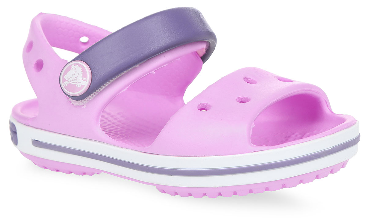 Сандалии12856-485 Сандалии12856-485Прелестные сандалии Crocband от Crocs очаруют вашего ребенка с первого взгляда! Модель выполнена из полимера Croslite и дополнена по периметру подошвы контрастной полоской с названием бренда. Благодаря материалу Croslite обувь невероятно легкая, мягкая и удобная. Материал Croslite - бактериостатичен, препятствует появлению неприятных запахов и легок в уходе: быстро сохнет и не оставляет следов на любых поверхностях. Верх модели оформлен отверстиями, которые можно использовать для украшения джибитсами. Под воздействием температуры тела обувь принимает форму стопы. Ремешок с застежкой-липучкой, оформленный фирменным логотипом, обеспечивает надежную фиксацию модели на ноге. Рельефная поверхность верхней части подошвы комфортна при движении. Рифленое основание подошвы гарантирует идеальное сцепление с любой поверхностью. Такие сандалии принесут комфорт и радость вашему ребенку.