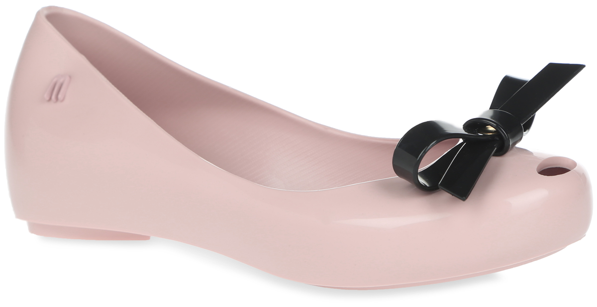 Балетки для девочки Mel Ultragirl Bow Inf. 3184531845-1003 Балетки для девочки Mel Ultragirl Bow Inf. 3184531845-1003Прелестные балетки Mel Ultragirl Bow Inf от Melissa придутся по душе вашей девочке. Модель, выполненная из поливинилхлорида, оформлена на мысе отверстием и декоративным бантиком. Подошва с рифлением гарантирует идеальное сцепление с любой поверхностью. Особенность данной модели в том, что она обладает приятным ароматом. Такие балетки станут прекрасным завершением летнего образа вашей девочки.