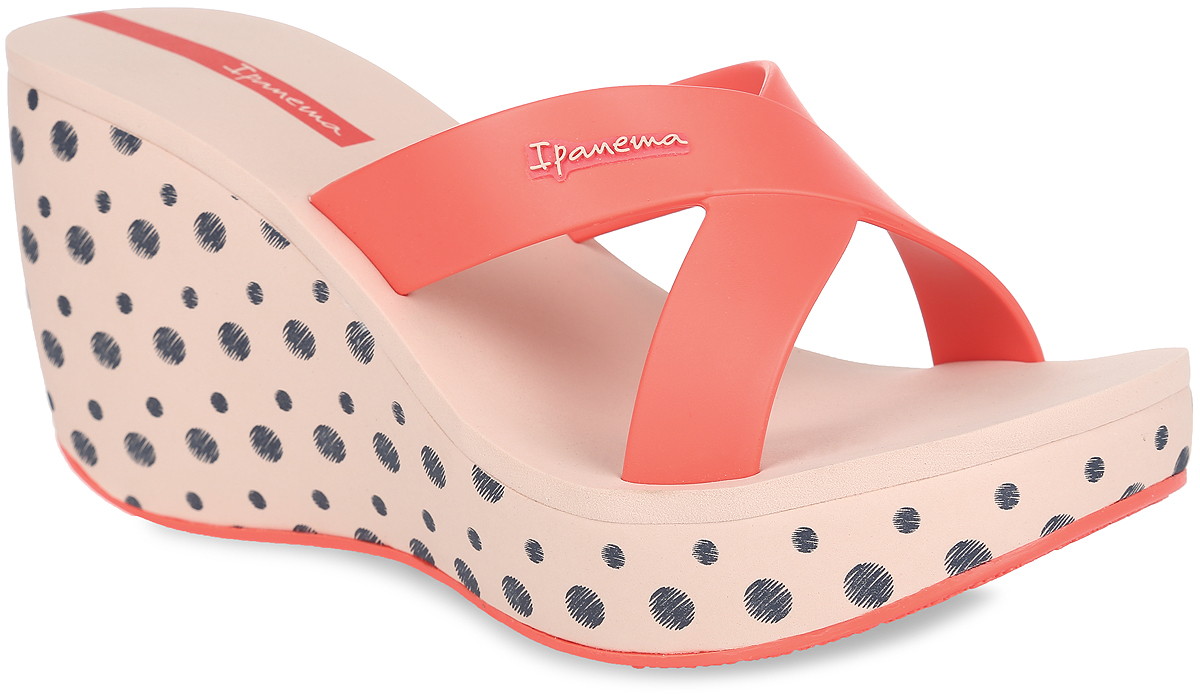 Шлепанцы на платформе женские Lipstick Straps II Fem. 8170781707-41090 Шлепанцы на платформе женские Lipstick Straps II Fem. 8170781707-41090Оригинальные женские шлепанцы на платформе Lipstick Straps II Fem от Ipanema займут достойное место среди вашей летней обуви. Верх модели изготовлен из ПВХ и оформлен на ремешке названием бренда. Верхняя часть подошвы, выполненная из EVA-материала, невероятно комфортна при движении. Высокая танкетка, оформленная узором в горох, компенсирована небольшой платформой. Рельефное основание подошвы обеспечивает уверенное сцепление с любой поверхностью. Удобные и модные шлепанцы - необходимая вещь в гардеробе каждой женщины.