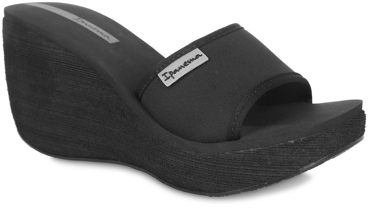 Шлепанцы на платформе женские Neoprint Slide Fem. 81844-2113881844-21138 Шлепанцы на платформе женские Neoprint Slide Fem. 81844-2113881844-21138Оригинальные женские шлепанцы на платформе Neoprint Slide Fem от Ipanema займут достойное место среди вашей летней обуви. Верх модели изготовлен из текстиля и оформлен названием бренда. Верхняя часть подошвы, выполненная из EVA-материала, невероятно комфортна при движении. Высокая танкетка компенсирована небольшой платформой. Рельефное основание подошвы обеспечивает уверенное сцепление с любой поверхностью. Удобные шлепанцы - необходимая вещь в гардеробе каждой женщины.