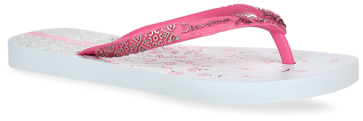 Сланцы81702-23902 Сланцы81702-23902Стильные женские сланцы Aloe Flower Fem от Ipanema очаруют вас с первого взгляда. Модель полностью выполнена из поливинилхлорида и оформлена на ремешке названием бренда и рельефным орнаментом. Верхняя поверхность подошвы оформлена цветочным принтом и орнаментом. Ремешки с перемычкой гарантируют надежную фиксацию модели на ноге. Рифление на верхней поверхности подошвы предотвращает выскальзывание ноги. Рельефное основание подошвы обеспечивает уверенное сцепление с любой поверхностью. Удобные сланцы прекрасно подойдут для похода в бассейн или на пляж.