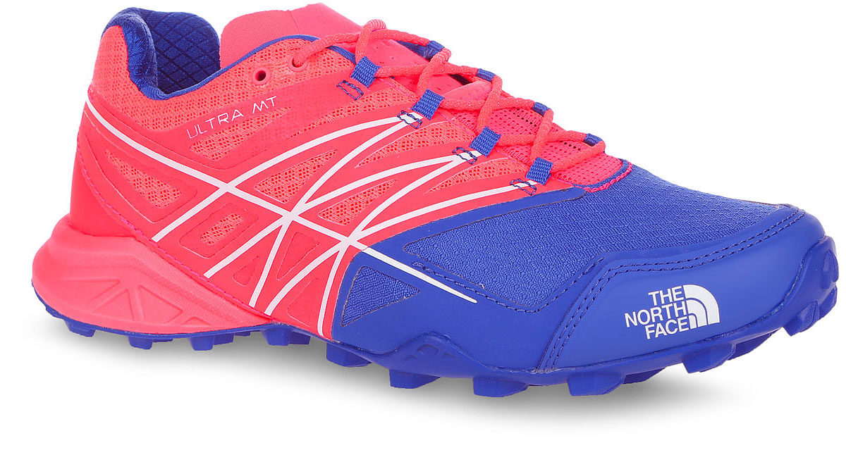 КроссовкиT0CCP5AQR КроссовкиT0CCP5AQRЖенские кроссовки Ultra MT от The North Face созданы специально для комфортного бега по наиболее пересеченной местности. Верх модели, выполненный из текстиля и искусственной кожи, дополнен бесшовными накладками из ПВХ. Удобная шнуровка надежно зафиксирует модель на стопе. Подкладка из текстиля не натирает. Стелька из материла ЭВА с текстильной поверхностью гарантирует комфорт и отличную амортизацию. Подошва Vibram Megagrip с протектором обеспечивает непревзойденное сцепление с поверхностью. Благодаря анатомически расположенному слоистому верху обеспечивается поддержка и защита стопы. Кроссовки Ultra MT - идеальный вариант для бега на длинные и короткие дистанции.