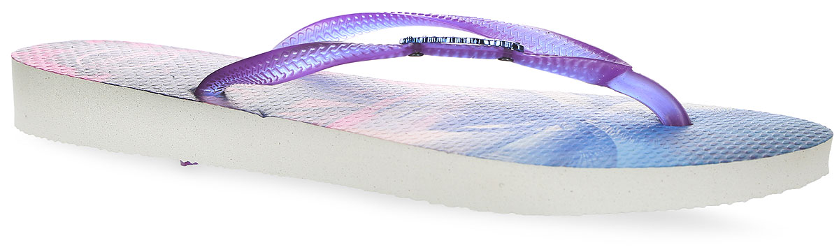 Сланцы женские Slim Paisage CF. 4132614-26504132614-2650 Сланцы женские Slim Paisage CF. 4132614-26504132614-2650Модные женские сланцы Slim Paisage CF от Havaianas придутся вам по душе. Верх модели, выполненный из резины, оформлен рельефным орнаментом и металлическим элементом в виде названия бренда. Ремешки с перемычкой гарантируют надежную фиксацию модели на ноге. Подошва выполнена из материала ЭВА. Верхняя поверхность подошвы оформлена тропическим принтом. Рифление на верхней поверхности подошвы предотвращает выскальзывание ноги. Рельефное основание подошвы обеспечивает уверенное сцепление с любой поверхностью. Удобные сланцы прекрасно подойдут для похода в бассейн или на пляж.