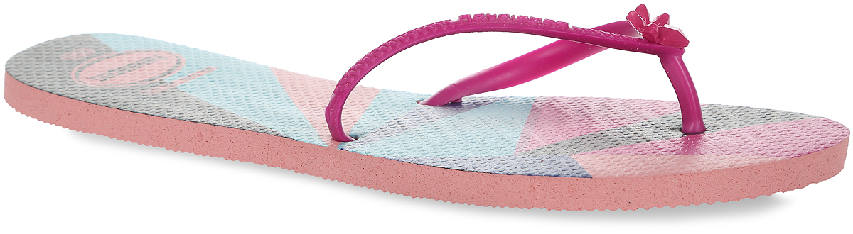 Сланцы4134600-1139 Сланцы4134600-1139Модные женские сланцы Flat Resort CF от Havaianas придутся вам по душе. Верх модели, выполненный из резины, оформлен рельефным орнаментом, названием бренда и декоративным элементом из пластика. Ремешки с перемычкой гарантируют надежную фиксацию модели на ноге. Подошва выполнена из материала ЭВА. Верхняя поверхность подошвы оформлена оригинальным принтом. Рифление на верхней поверхности подошвы предотвращает выскальзывание ноги. Рельефное основание подошвы обеспечивает уверенное сцепление с любой поверхностью. Удобные сланцы прекрасно подойдут для похода в бассейн или на пляж.