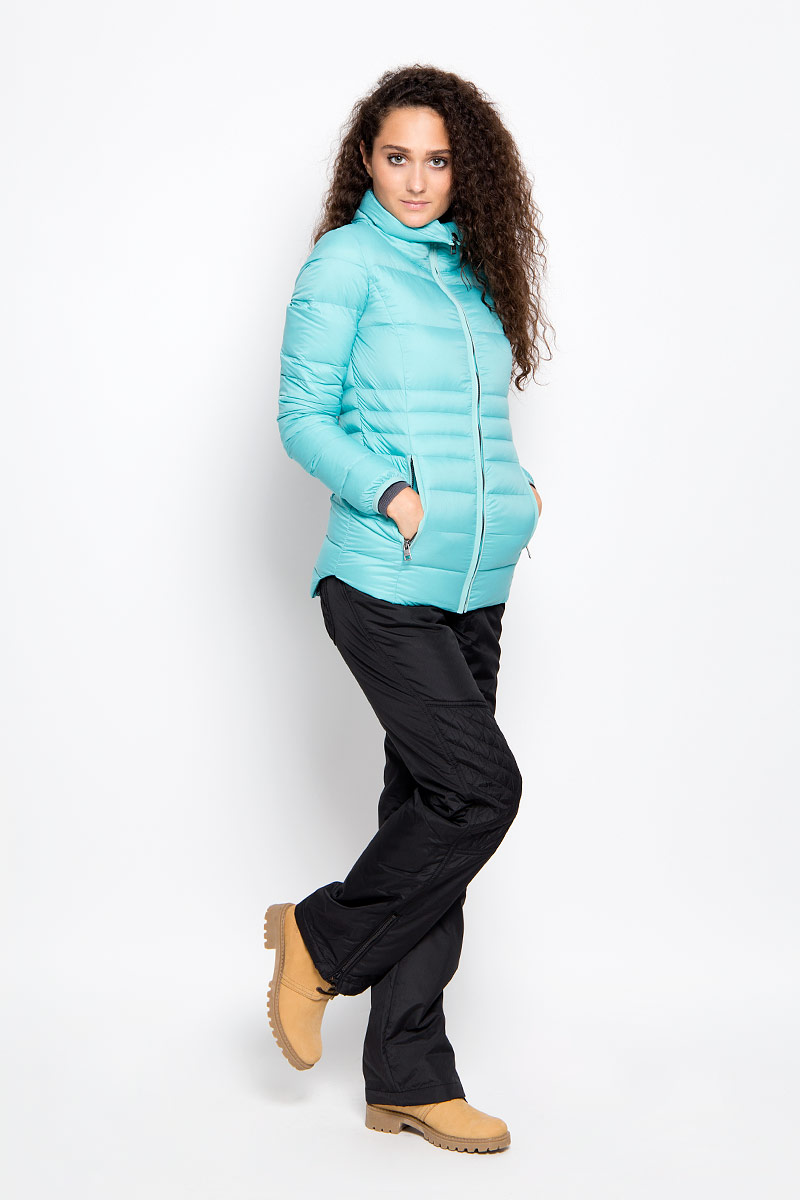 КурткаJ20J200392_9650 КурткаJ20J200392_9650Яркая женская куртка Calvin Klein Jeans выполнена из нейлона с наполнителем из пуха и перьев. Подкладка выполнена из полиэстера. Такая модель отлично подойдет для прохладной погоды. Куртка с воротником-стойкой и длинными рукавами застегивается на застежку-молнию. Спинка изделия немного удлинена. Модель снаружи дополнена двумя втачными карманами на молниях, а внутри одним втачным потайным карманом на застежке-молнии. Очень комфортная и стильная куртка будет прекрасным выбором для повседневной носки и подчеркнет вашу индивидуальность.