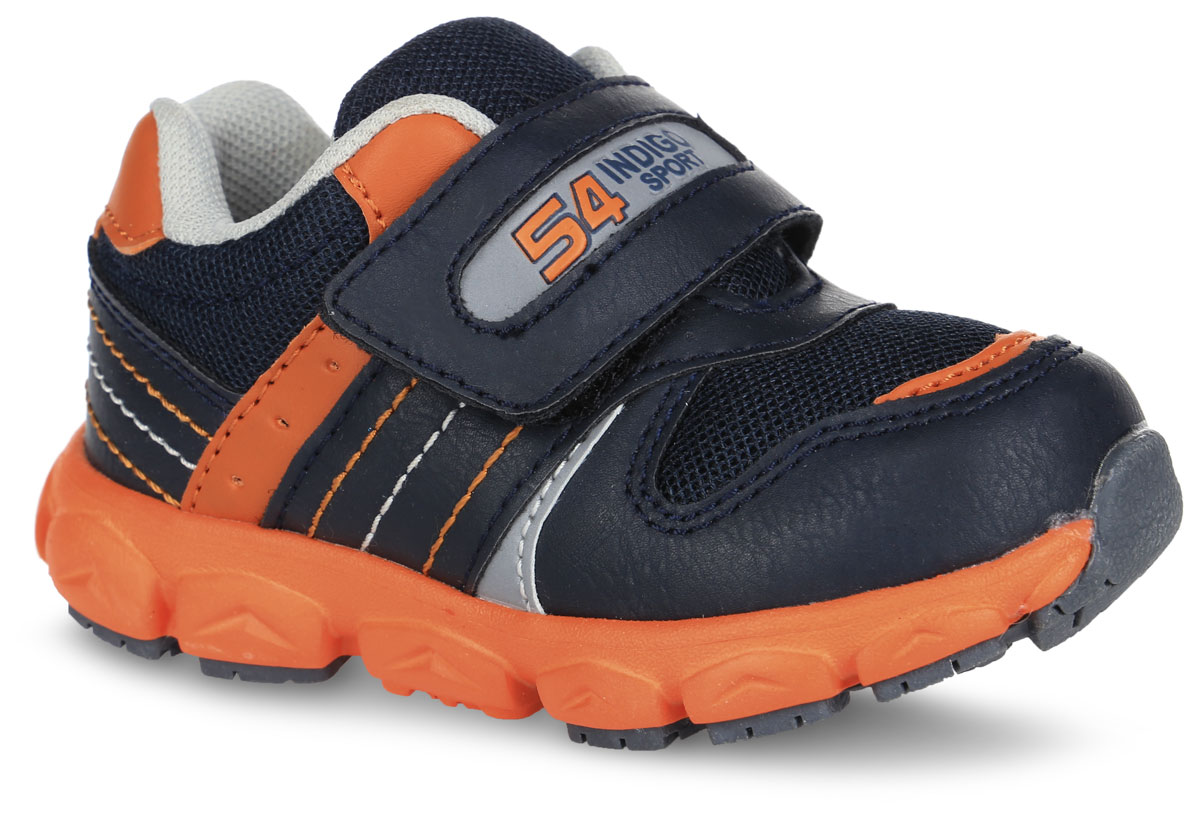 Кроссовки90-036A/12 Кроссовки90-036A/12Модные кроссовки от Indigo Kids очаруют вашего малыша с первого взгляда! Модель изготовлена из искусственной кожи со вставками из сетчатого текстиля. Широкий ремешок на застежке-липучке, оформленный надписью Indigo Sport и числом 54, надежно фиксирует изделие на ноге. Стелька EVA с поверхностью из натуральной кожи обеспечивает комфорт и амортизацию при движении. Супинатор на стельке предотвращает развитие плоскостопия. Светоотражающие элементы, расположенные сбоку и на ремешке, отвечают за дополнительную безопасность в темное время суток. Подошва с протектором гарантирует отличное сцепление с любыми поверхностями. Стильные кроссовки займут достойное место в гардеробе вашего мальчика.