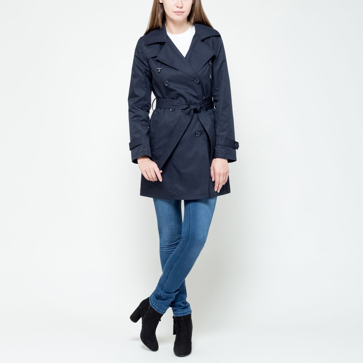 ПлащCt-126/692-6331 ПлащCt-126/692-6331Женский плащ Sela Casual выполнен из хлопка с добавлением полиэстера и дополнен подкладкой из полиэстера. Модель с отложным воротником с лацканами и съемным капюшоном застегивается на пуговицы по всей длине. Капюшон дополнен шнурком-кулиской со стоплерами и пристегивается к изделию за счет пуговиц. Низ рукавов оформлен хлястиками на пуговице. Спереди расположено два прорезных кармана. В среднем шве спинки расположена шлица. Плащ дополнен текстильным поясом.
