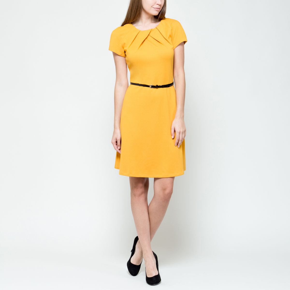 ПлатьеDks-117/1015-6391 ПлатьеDks-117/1015-6391Платье Sela Collection выполнено из полиэстера с добавлением вискозы и эластана. Модель с круглым вырезом горловины и короткими рукавами-реглан застёгивается на потайную застежку-молнию расположенную в среднем шве спинки. Платье-мили спереди оформлено мягкими складками и дополнен узким пояском.