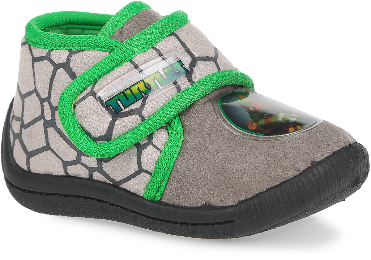Тапки для мальчика Turtles. TU002039TU002039 Тапки для мальчика Turtles. TU002039TU002039Практичные тапки Turtles от Mursu приведут в восторг вашего маленького модника! Модель, выполненная из текстиля, оформлена контрастной окантовкой и аппликацией из ПВХ с изображением героев мультфильма. Ремешок с застежкой-липучкой, украшенный вставкой из ПВХ с надписью Turtles, гарантирует надежную фиксацию модели на ноге. Подкладка из хлопка и стелька из материала ЭВА с поверхностью из хлопка обеспечат ножкам ребенка комфорт. Рифление на подошве гарантирует идеальное сцепление с любой поверхностью. Подошва с наплывом на пяточную часть защитит ножку от ударов. Такие тапки идеально подойдут в качестве сменной обуви, как для дома, так и для детского сада.