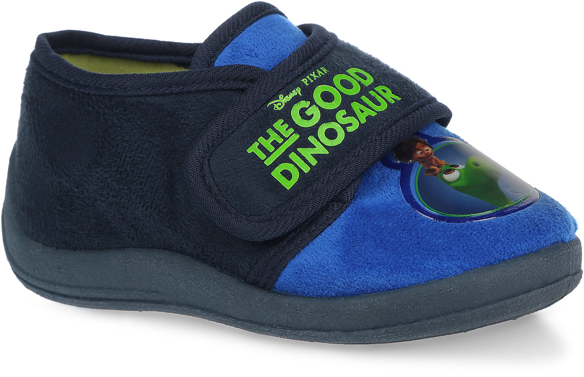 Тапки для мальчика The Good Dinosaur. GD000509GD000509 Тапки для мальчика The Good Dinosaur. GD000509GD000509Прелестные тапки The Good Dinosaur от Mursu приведут в восторг вашего маленького модника! Модель, выполненная из текстиля, оформлена на мысе аппликацией из ПВХ с изображением героев мультфильма. Ремешок с застежкой-липучкой, украшенный надписью The Good Dinosaur, гарантирует надежную фиксацию модели на ноге. Подкладка из хлопка и стелька из материала ЭВА с поверхностью из хлопка обеспечат ножкам ребенка комфорт. Рифление на подошве гарантирует идеальное сцепление с любой поверхностью. Подошва с наплывом на пяточную часть защитит ножку от ударов. Такие тапки идеально подойдут в качестве сменной обуви, как для дома, так и для детского сада.
