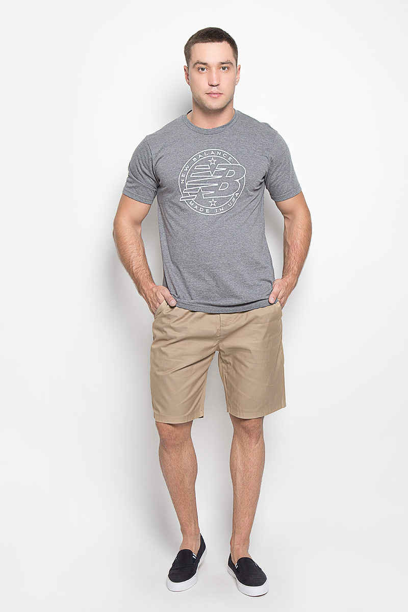 ШортыEMS61704/GVT ШортыEMS61704/GVTМужские шорты New Balance изготовлены из хлопка и полиэстера. Материал изделия приятный на ощупь, не сковывает движений и хорошо пропускает воздух, обеспечивая комфорт. Модель застегивается спереди на пуговицу и имеет ширинку на застежке-молнии. На поясе предусмотрены шлевки для ремня. Спереди расположены два втачных кармана и один маленький прорезной, сзади - два прорезных кармана. Изделие украшено фирменными нашивками. Эти стильные шорты превосходно дополнят ваш образ, а также обеспечат комфорт и удобство в течение всего дня.