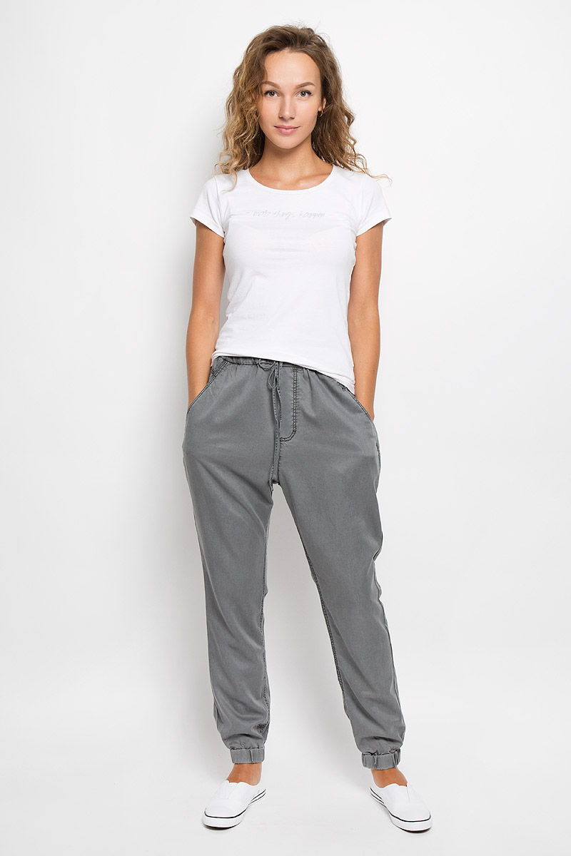 Брюки002710379/968 Брюки002710379/968Женские брюки Marc OPolo Jogger изготовлены из мягкого и приятного на ощупь материала. Модель не стесняет движений и хорошо пропускает воздух, обеспечивая комфорт при носке. Брюки дополнены широким эластичным поясом с затягивающимся шнурком. Спереди расположены два втачных кармана, сзади - один прорезной. На брючинах предусмотрены эластичные манжеты. Такая модель подарит вам комфорт в течение всего дня и послужит замечательным дополнением к вашему гардеробу.