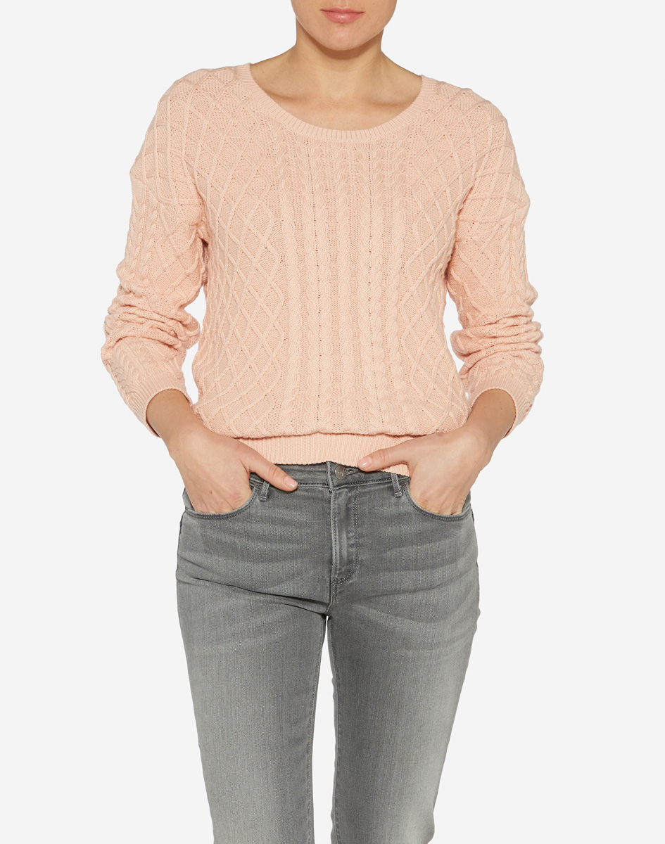 ДжемперW8077Q8RJ ДжемперW8077Q8RJОригинальный женский джемпер Wrangler, изготовлен из хлопка с добавлением полиэстера и полиамида. Модель с круглым вырезом горловины и длинными рукавами великолепно подойдет для создания образа в стиле Casual. Горловина, манжеты рукавов и низ джемпера связаны резинкой. Изделие оформлено оригинальным вязаным узором.