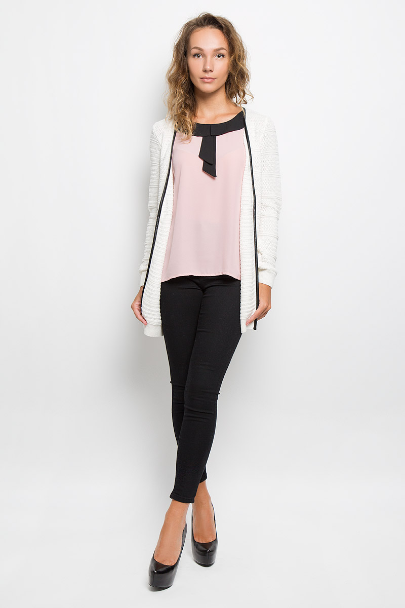 КардиганCN-114/1114-6310 КардиганCN-114/1114-6310Женский кардиган Sela Casual подарит вам комфорт в течение всего дня. Он выполнен из натуральной хлопковой пряжи, мягкий и тактильно приятный, обладает высокими дышащими свойствами. Кардиган с V-образным вырезом горловины и длинными рукавами оформлен вязаным узором и украшен контрастной окантовкой из кожи. Манжеты и низ изделия связаны резинкой. Такая модель займет достойное место в вашем гардеробе!