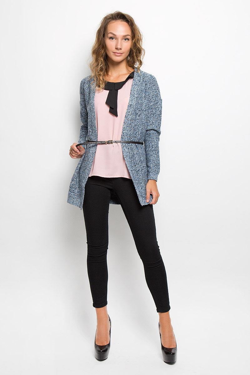 КардиганCN-114/1074-6372 КардиганCN-114/1074-6372Женский кардиган Sela Casual подарит вам комфорт в течение всего дня. Благодаря своему составу, в который входит хлопок и акрил, изделие теплое, тактильно приятное, обладает высокими дышащими свойствами. Кардиган с V-образным вырезом горловины и длинными рукавами дополнен узким ремешком на тонких шлевках. Манжеты и низ изделия связаны резинкой. Такая модель займет достойное место в вашем гардеробе!