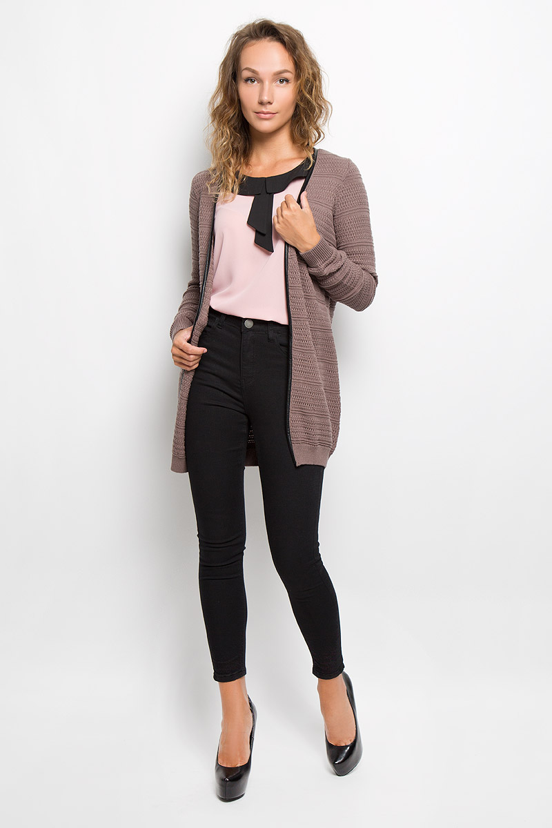КардиганCN-114/1114-6310 КардиганCN-114/1114-6310Женский кардиган Sela Casual подарит вам комфорт в течение всего дня. Он выполнен из натуральной хлопковой пряжи, мягкий и тактильно приятный, обладает высокими дышащими свойствами. Кардиган с V-образным вырезом горловины и длинными рукавами оформлен вязаным узором и украшен контрастной окантовкой из кожи. Манжеты и низ изделия связаны резинкой. Такая модель займет достойное место в вашем гардеробе!