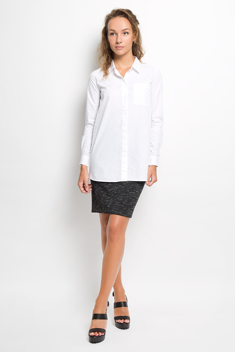 РубашкаB-312/1051-6332 РубашкаB-312/1051-6332Модная рубашка Sela Casual займет достойное место в вашем гардеробе. Модель выполнена из натурального хлопка. Материал приятный на ощупь, хорошо пропускает воздух, не стесняет движений. Рубашка с отложным воротником и длинными рукавами застегивается спереди по всей длине на пуговицы, скрытые за планкой. На груди расположен накладной карман. На рукавах предусмотрены манжеты с застежками- пуговицами. Низ изделия закруглен, по бокам имеются разрезы. Удлиненная рубашка поможет создать оригинальный образ, а также подарит вам комфорт в течение всего дня!