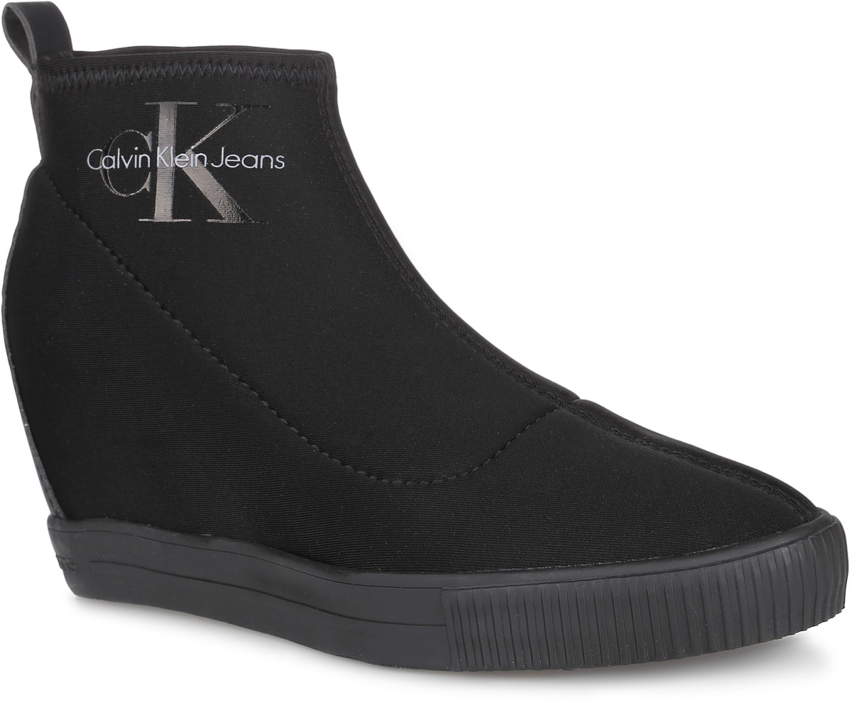 БотильоныJ20J201008 БотильоныJ20J201008Эффектные ботильоны Ryo от Calvin Klein Jeans не оставят вас незамеченной! Модель, выполненная из эластичного текстиля, дополнена задним наружным ремнем из искусственной кожи и оформлена сбоку названием и логотипом бренда. Модель легко снимать и надевать благодаря эластичному верху. Подкладка из текстиля и стелька из искусственной кожи комфортны при движении. Скрытая танкетка невероятно устойчива. Резиновая подошва с рифлением гарантирует отличное сцепление с любыми поверхностями. Стильные ботильоны - незаменимая вещь в гардеробе настоящей модницы! Они подчеркнут ваш стиль и индивидуальность.