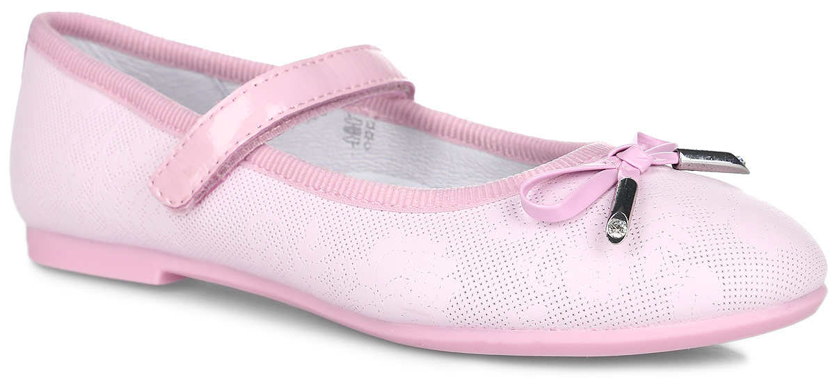 Туфли для девочки. 23295-123295-2 Туфли для девочки. 23295-123295-2Очаровательные туфли от Kapika заинтересуют вашу юную модницу с первого взгляда. Модель выполнена из натуральной кожи с декоративным тиснением и оформлена текстильным кантом. Мыс туфель украшен декоративным бантиком. Внутренняя поверхность из натуральной кожи. Модель фиксируется на ноге с помощью удобного ремешка с застежкой-липучкой. Стелька из натуральной кожи дополнена супинатором с перфорацией, который обеспечивает правильное положение ноги ребенка при ходьбе и предотвращает плоскостопие. Анатомическая стелька обеспечивает воздухопроницаемость, отличную амортизацию, сохранение комфортного микроклимата обуви, эффективное поглощение влаги и неприятных запахов. Рифленая поверхность подошвы, выполненной из ТЭП-материала, гарантирует отличное сцепление с любыми поверхностями. Удобные туфли - незаменимая вещь в гардеробе каждой девочки.