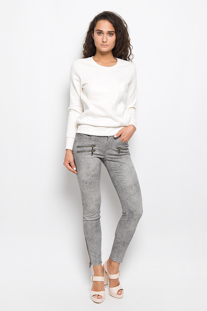 БрюкиJ20J200544 БрюкиJ20J200544Стильные женские брюки Calvin Klein Jeans изготовлены из эластичного хлопка с добавлением полиэстера. Они мягкие и приятные на ощупь, не стесняют движений и хорошо пропускают воздух, обеспечивая комфорт при носке. Укороченные брюки-скинни застегиваются на металлическую пуговицу и имеют ширинку на застежке-молнии. На поясе предусмотрены шлевки для ремня. Спереди расположены два втачных кармана и один маленький накладной, сзади - два накладных кармана. На брючинах снизу имеются застежки-молнии. Модель оформлена мелким принтом, украшена спереди имитацией прорезных карманов на застежках-молниях. Высокое качество кроя и пошива, актуальный дизайн и расцветка придают изделию неповторимый стиль и индивидуальность. Брюки займут достойное место в вашем гардеробе!