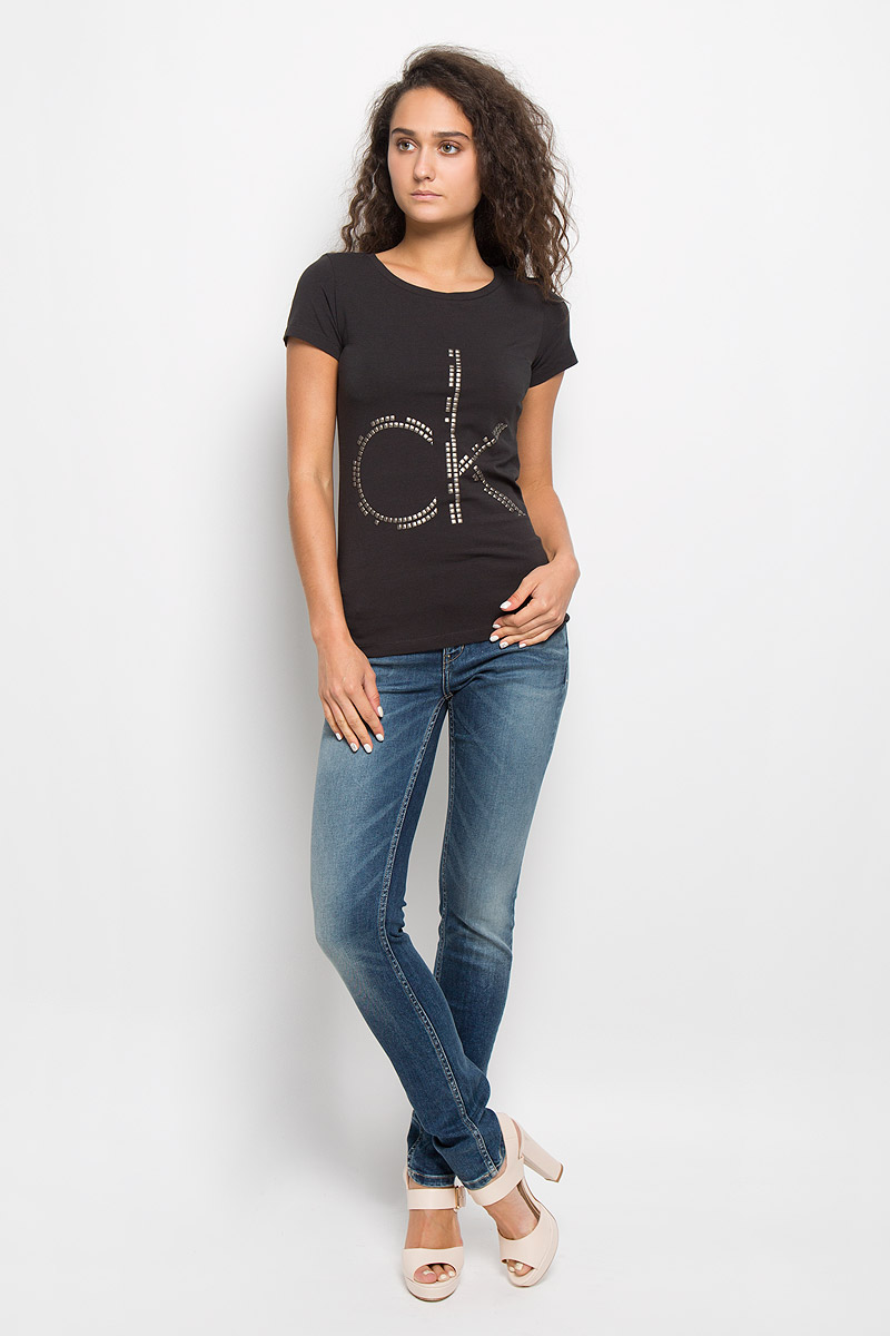 ФутболкаJ20J200544 ФутболкаJ20J200544Модная женская футболка Calvin Klein Jeans изготовлена из эластичного хлопка. Материал изделия мягкий, тактильно приятный, не сковывает движения и хорошо пропускает воздух, обеспечивая комфорт при носке. Футболка с круглым вырезом горловины и короткими рукавами имеет полуприлегающий силуэт. Изделие оформлено аппликацией в виде фирменного логотипа. Сзади на плечевом шве находится принтовая надпись, содержащая название бренда. Высокое качество, актуальный дизайн и расцветка придают изделию неповторимый стиль и индивидуальность. Футболка займет достойное место в вашем гардеробе!