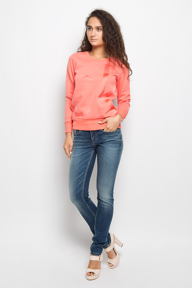 СвитшотJ20J201008 СвитшотJ20J201008Женский свитшот Calvin Klein Jeans, выполненный из хлопка с добавлением полиэстера, станет идеальным вариантом для создания образа в стиле Casual. Материал необычайно мягкий и тактильно приятный, не сковывает движения и хорошо вентилируется. Лицевая сторона изделия гладкая, изнаночная с теплым начесом. Модель с круглым вырезом горловины и длинными рукавами оформлена спереди крупной термоаппликацией в виде логотипа бренда. Вырез горловины и низ свитшота дополнены трикотажными резинками. На рукавах предусмотрены широкие манжеты. Изделие украшено небольшой фирменной металлической пластиной. Высокое качество, актуальный дизайн и расцветка придают изделию неповторимый стиль и индивидуальность. Свитшот займет достойное место в вашем гардеробе!