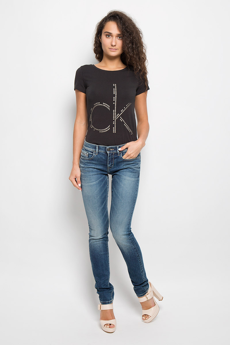 ДжинсыJ20J201008 ДжинсыJ20J201008Женские джинсы Calvin Klein Jeans изготовлены из эластичного хлопка. Они мягкие и приятные на ощупь, не стесняют движений и позволяют коже дышать, обеспечивая комфорт при носке. Джинсы-скинни застегиваются на металлическую пуговицу и имеют ширинку на застежке-молнии. На поясе предусмотрены шлевки для ремня. Спереди расположены два втачных кармана и один маленький накладной, сзади - два накладных кармана. Модель оформлена эффектом потертости, перманентными складками и прострочкой. Высокое качество кроя и пошива, актуальный дизайн и расцветка придают изделию неповторимый стиль и индивидуальность. Джинсы займут достойное место в вашем гардеробе!