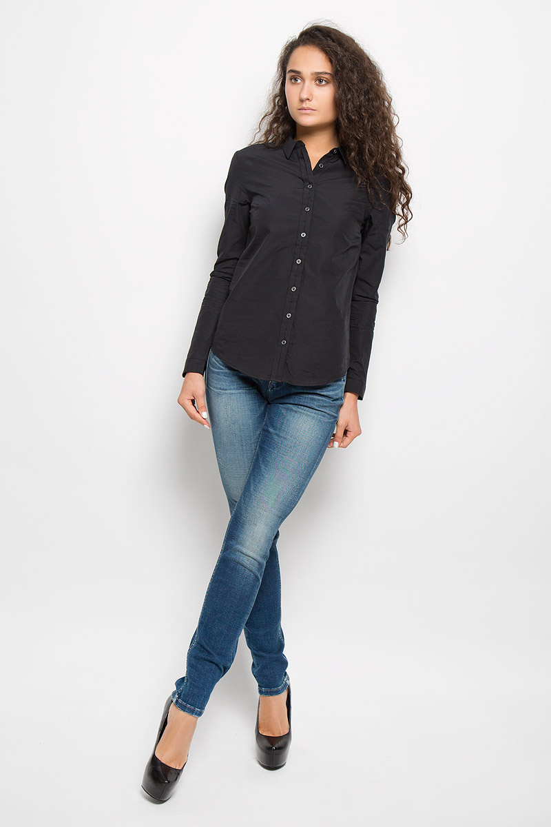 РубашкаJ2EJ204176 РубашкаJ2EJ204176Стильная женская рубашка Calvin Klein Jeans, изготовленная из натурального хлопка, подчеркнет ваш уникальный стиль. Материал изделия тактильно приятный, не сковывает движения и хорошо пропускает воздух, обеспечивая комфорт при носке. Рубашка с отложным воротником и длинными рукавами застегивается спереди на пуговицы и имеет декоративную планку. На манжетах предусмотрены застежки-пуговицы. Модель украшена небольшой металлической пластиной с названием бренда. Рубашка будет дарить вам комфорт в течение всего дня и послужит замечательным дополнением к вашему гардеробу.