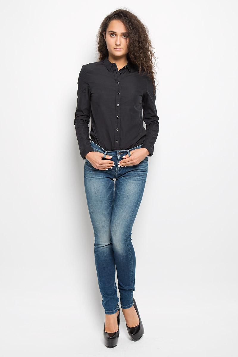 ДжинсыAY4995 ДжинсыAY4995Женские джинсы Calvin Klein Jeans изготовлены из эластичного хлопка. Они мягкие и приятные на ощупь, не стесняют движений и позволяют коже дышать, обеспечивая комфорт при носке. Джинсы-скинни застегиваются на металлическую пуговицу и имеют ширинку на застежке-молнии. На поясе предусмотрены шлевки для ремня. Спереди расположены два втачных кармана и один маленький накладной, сзади - два накладных кармана. Модель оформлена эффектом потертости и перманентными складками. Высокое качество кроя и пошива, актуальный дизайн и расцветка придают изделию неповторимый стиль и индивидуальность. Джинсы займут достойное место в вашем гардеробе!