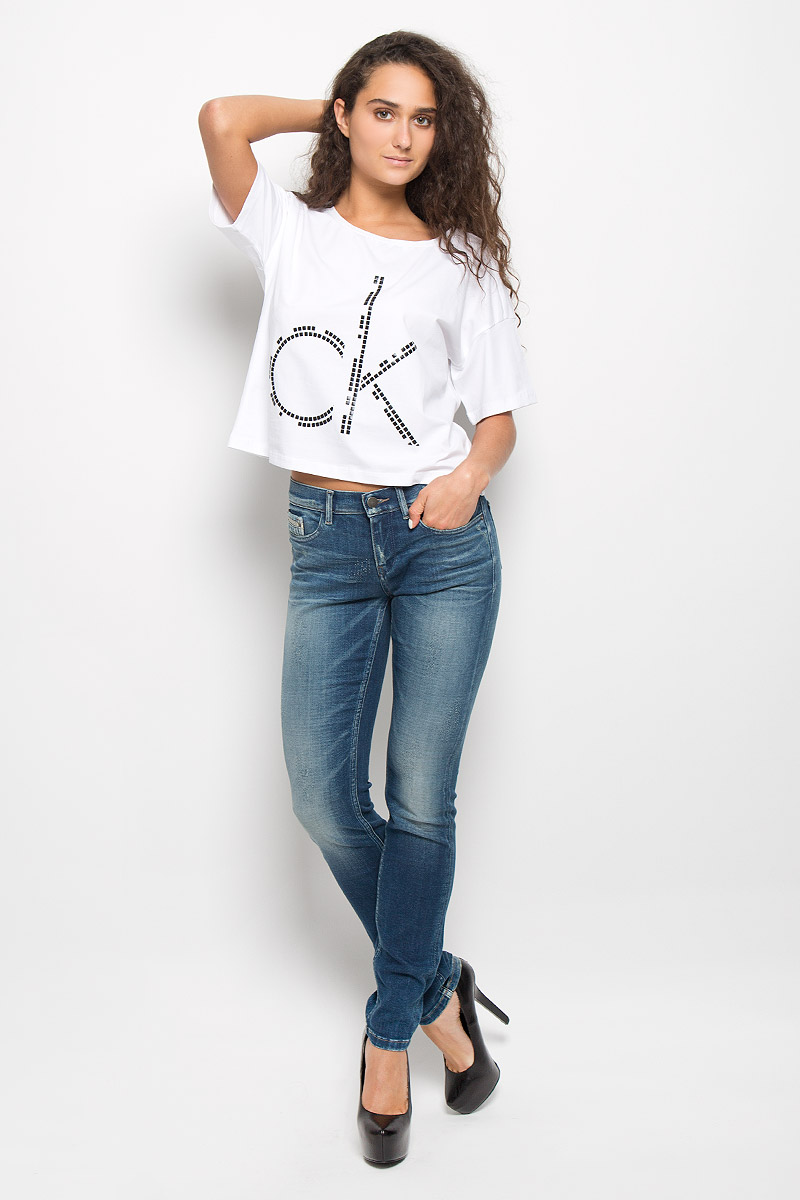 Футболка7038 Футболка7038Стильная женская футболка Calvin Klein Jeans изготовлена из эластичного хлопка. Материал изделия мягкий, тактильно приятный, не сковывает движения и хорошо пропускает воздух, обеспечивая комфорт при носке. Укороченная модель футболки с круглым вырезом горловины и короткими рукавами имеет свободный силуэт. Изделие оформлено аппликацией в виде фирменного логотипа. Сзади на плечевом шве находится принтовая надпись, содержащая название бренда. Высокое качество, актуальный дизайн и расцветка придают изделию неповторимый стиль и индивидуальность. Футболка займет достойное место в вашем гардеробе!