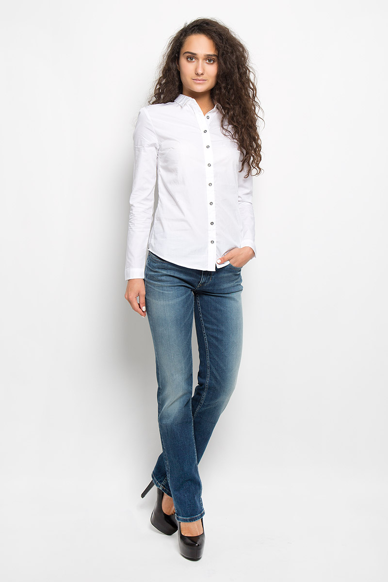 РубашкаJ2EJ204176 РубашкаJ2EJ204176Стильная женская рубашка Calvin Klein Jeans, изготовленная из натурального хлопка, подчеркнет ваш уникальный стиль. Материал изделия тактильно приятный, не сковывает движения и хорошо пропускает воздух, обеспечивая комфорт при носке. Рубашка с отложным воротником и длинными рукавами застегивается спереди на пуговицы и имеет декоративную планку. На манжетах предусмотрены застежки-пуговицы. Модель украшена небольшой металлической пластиной с названием бренда. Рубашка будет дарить вам комфорт в течение всего дня и послужит замечательным дополнением к вашему гардеробу.
