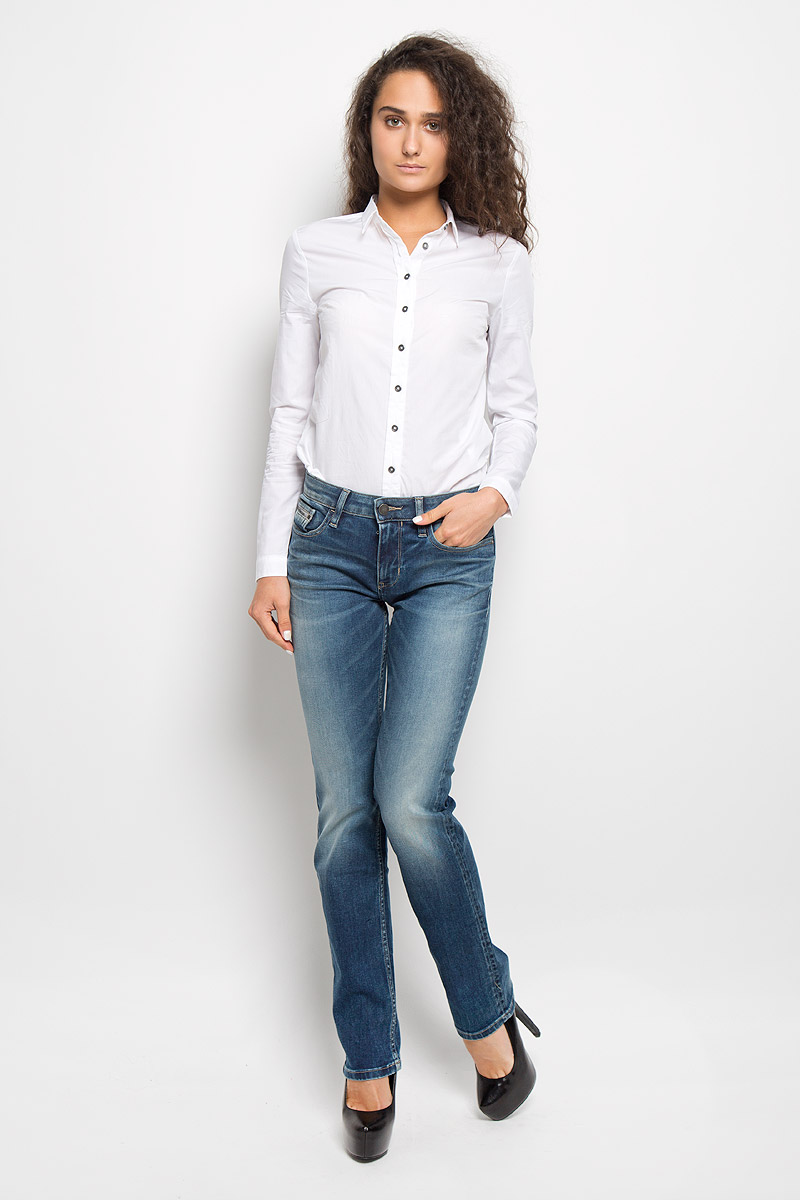 ДжинсыAJ6249 ДжинсыAJ6249Женские джинсы Calvin Klein Jeans изготовлены из эластичного хлопка. Они мягкие и приятные на ощупь, не стесняют движений и позволяют коже дышать, обеспечивая комфорт при носке. Прямые джинсы застегиваются на металлическую пуговицу и имеют ширинку на застежке-молнии. На поясе предусмотрены шлевки для ремня. Спереди расположены два втачных кармана и один маленький накладной, сзади - два накладных кармана. Модель оформлена эффектом потертости, перманентными складками и прострочкой. Высокое качество кроя и пошива, актуальный дизайн и расцветка придают изделию неповторимый стиль и индивидуальность. Джинсы займут достойное место в вашем гардеробе!