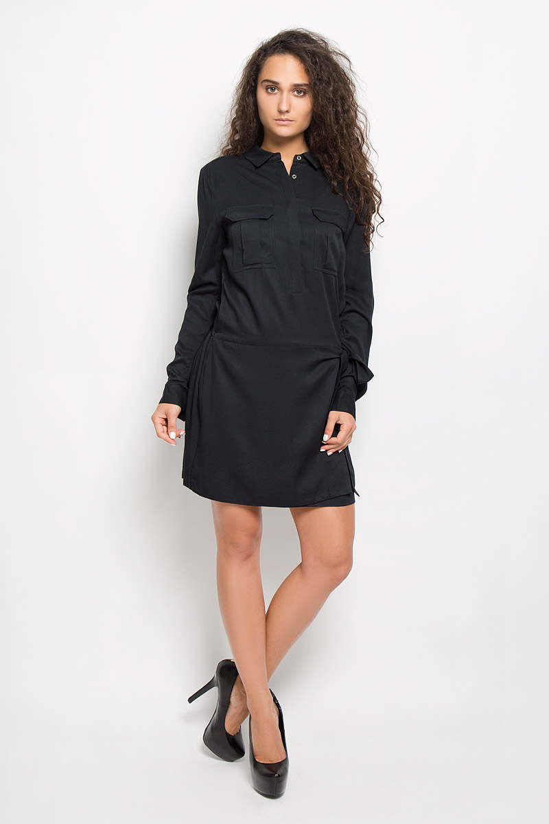 ПлатьеJ20J200369 ПлатьеJ20J200369Платье Calvin Klein Jeans поможет создать стильный образ. Платье изготовлено из мягкой вискозы, тактильно приятное, хорошо пропускает воздух. Платье с отложным воротником и длинными рукавами застегивается спереди на пуговицы, скрытые за планкой. На манжетах предусмотрены застежки-пуговицы. Длину рукавов можно регулировать с помощью хлястиков и пуговиц. На груди расположены два накладных кармана с клапанами. На талии по спинке модель собрана на широкую эластичную резинку. Спереди платье дополнено имитацией юбки с запахом с завязками. Стильный дизайн и высокое качество исполнения принесут удовольствие от покупки. Модель подарит вам комфорт в течение всего дня!